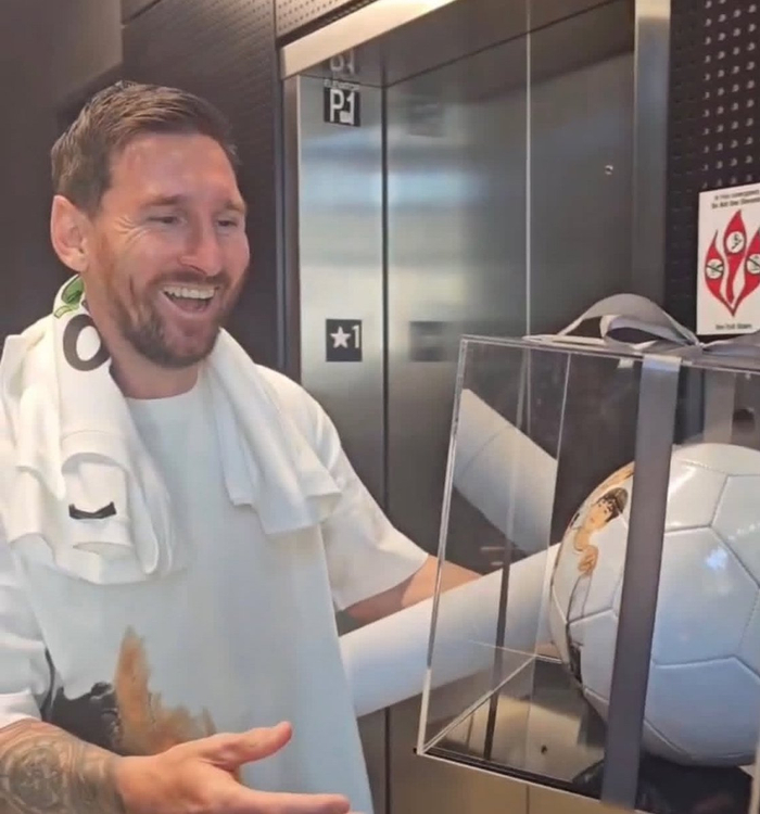 kaiyun-梅西赛场见家人照片印足球瞬间动容|莱昂内尔·梅西|美职|美职联_新浪体育_新浪新闻